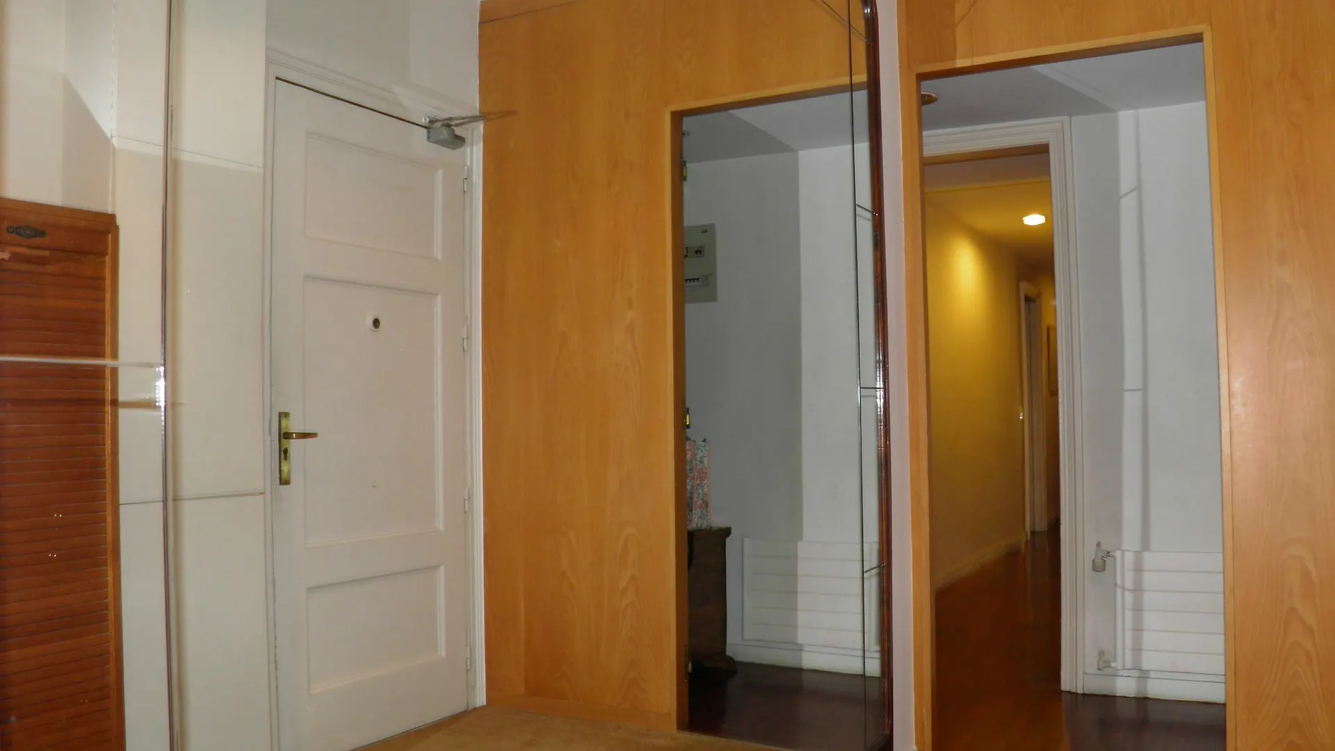 Suitur Courtyard Apartment Barcelona